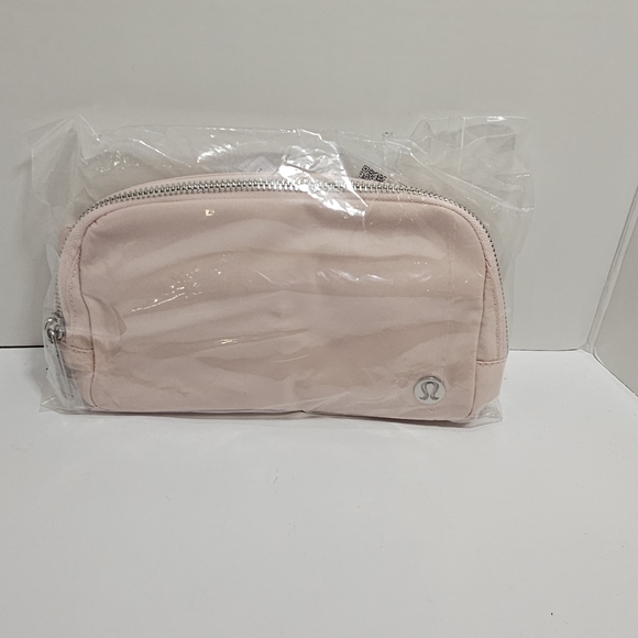 NWT Lululemon Everywhere Belt Bag 1L Wordmark Pink Silver EBB - Picture 3 of 3